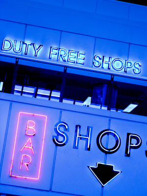 enseignes lumineuses de duty free et bar